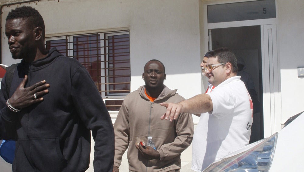 Rescatados 23 argelinos de una patera a diez millas de Garrucha 