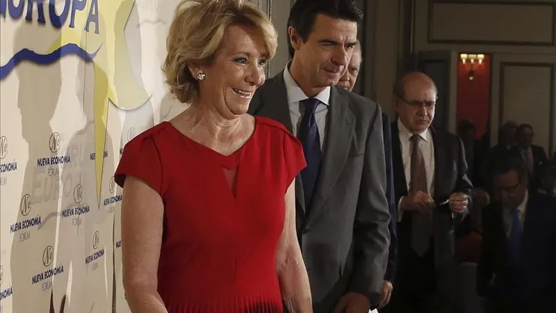 Esperanza Aguirre en un desayuno informativo delante de Soria Esperanza Aguirre en un desayuno informativo delante de Soria