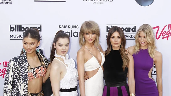 Taylor Swift junto a otras famosas en su llegada a los premios Billboard Taylor Swift junto a otras famosas en su llegada a los premios Billboard