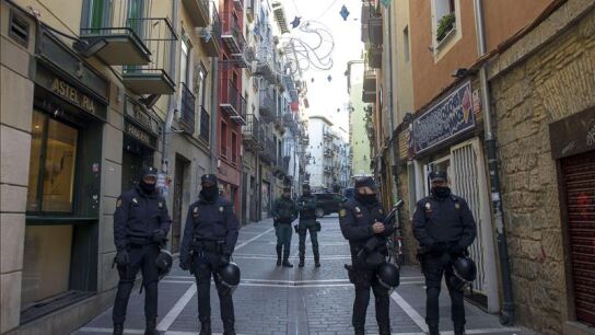 Agentes de la Polic&iacute;a Nacional y de la Guardia Civil durante una operaci&oacute;n en Pamplona