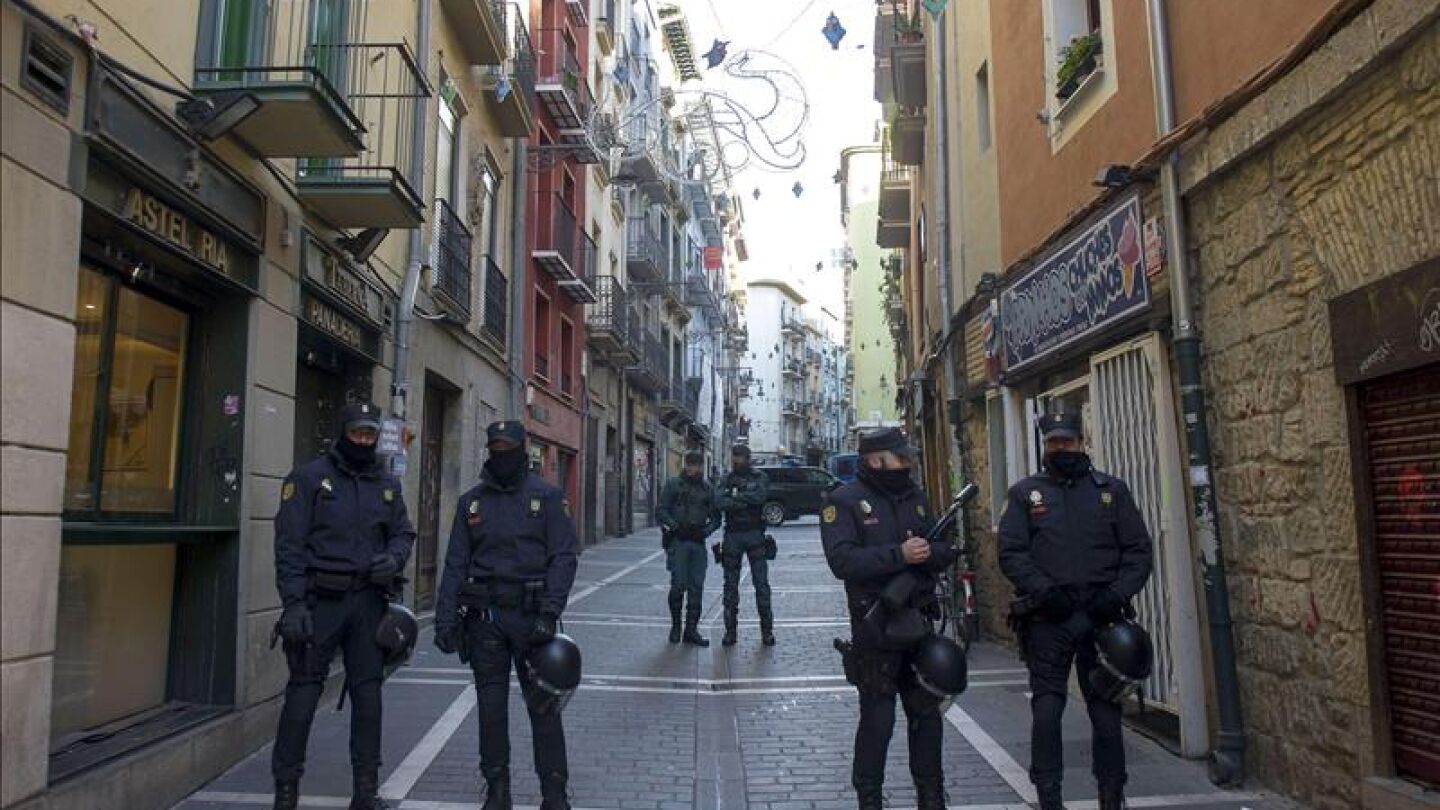 Agentes de la Polic&iacute;a Nacional y de la Guardia Civil durante una operaci&oacute;n en Pamplona