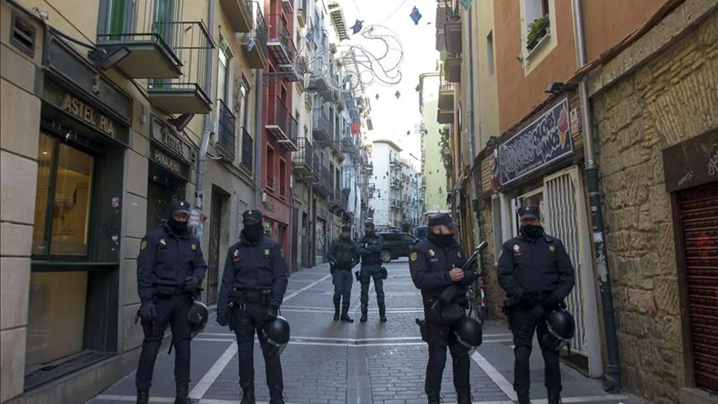 Agentes de la Policía Nacional y de la Guardia Civil durante una operación en Pamplona Agentes de la Policía Nacional y de la Guardia Civil durante una operación en Pamplona