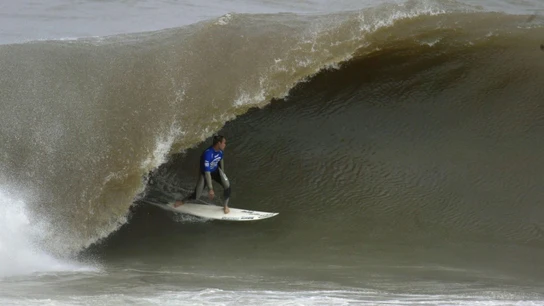 El surfista británico Russell Winter, 'dentro' de la ola de Mundaka El surfista británico Russell Winter, 'dentro' de la ola de Mundaka