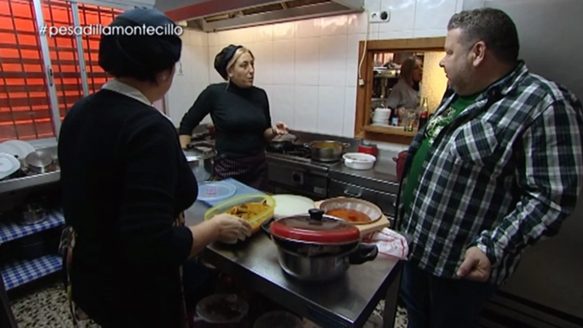 Alberto Chicote conoce a las cocineras de 'El Montecillo'