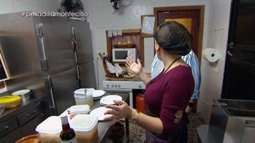 Mónica, harta en la cocina