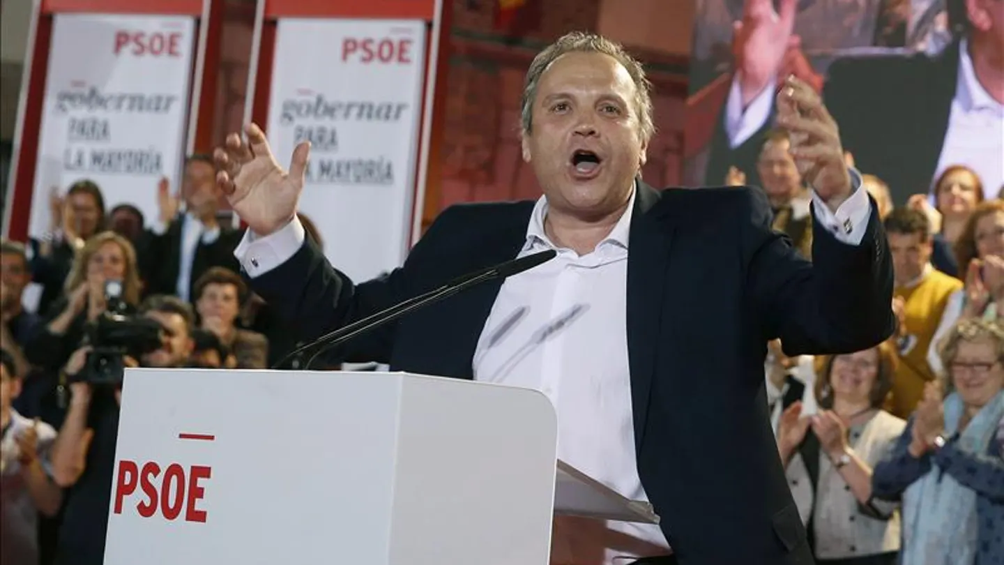 Antonio Miguel Carmona promete crear un DNI local para dar sanidad, vivienda y transporte a los inmigrantes sin papeles Antonio Miguel Carmona promete crear un DNI local para dar sanidad, vivienda y transporte a los inmigrantes sin papeles