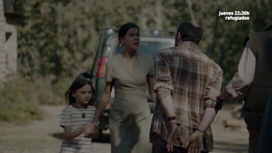 Sam, esposado y camino a la comisar&iacute;a