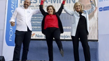 La vicepresidenta del Gobierno, Soraya Sáenz de Santamaría junto a Cristina Cifuentes y Pedro Rollán