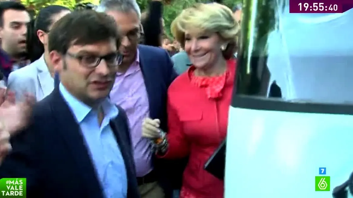 Protestan ante la llegada de Aguirre a un mitin