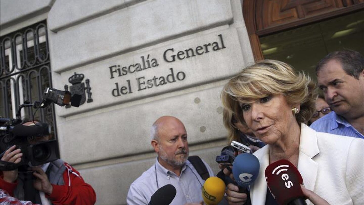 Esperanza Aguirre habla con los medios de comunicaci&oacute;n