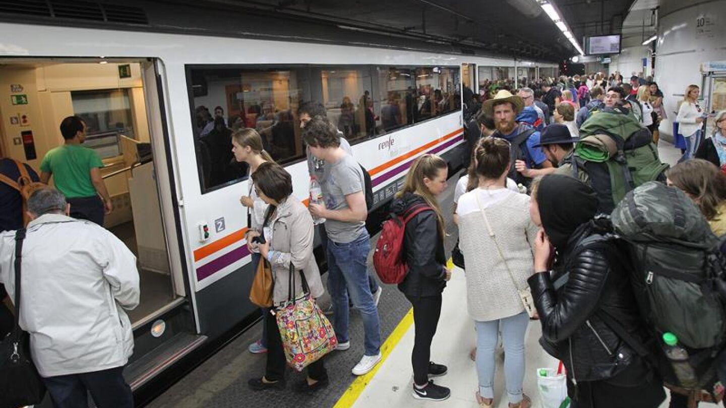 Pasajeros afectados por los retrasos en el Cercan&iacute;as de Barcelona