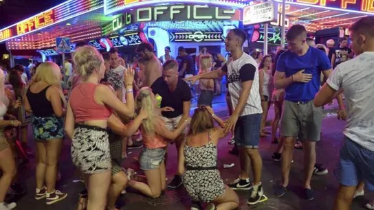 Jóvenes de fiesta en Magaluf Jóvenes de fiesta en Magaluf