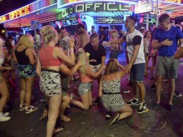 Jóvenes de fiesta en Magaluf Jóvenes de fiesta en Magaluf