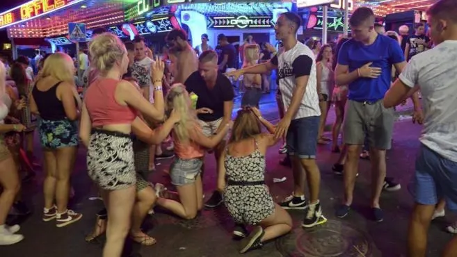 Jóvenes de fiesta en Magaluf