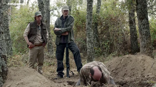 Sam desentierra uno de los cadáveres Sam desentierra uno de los cadáveres