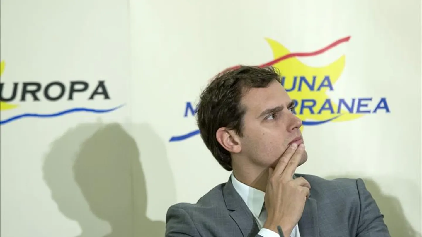 Albert Rivera mantiene la ambigüedad de Ciudadanos y corrige a su número 2: "No estamos cerca ni del PP ni del PSOE" Albert Rivera mantiene la ambigüedad de Ciudadanos y corrige a su número 2: "No estamos cerca ni del PP ni del PSOE"