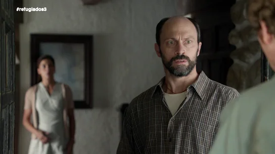 Thomas llega a la casa de la familia Cruz Thomas llega a la casa de la familia Cruz