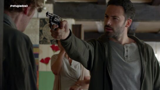 &Aacute;lex intenta proteger a la familia Cruz