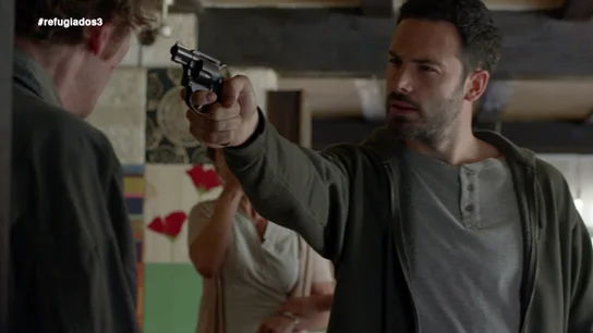 Álex intenta proteger a la familia Cruz Álex intenta proteger a la familia Cruz