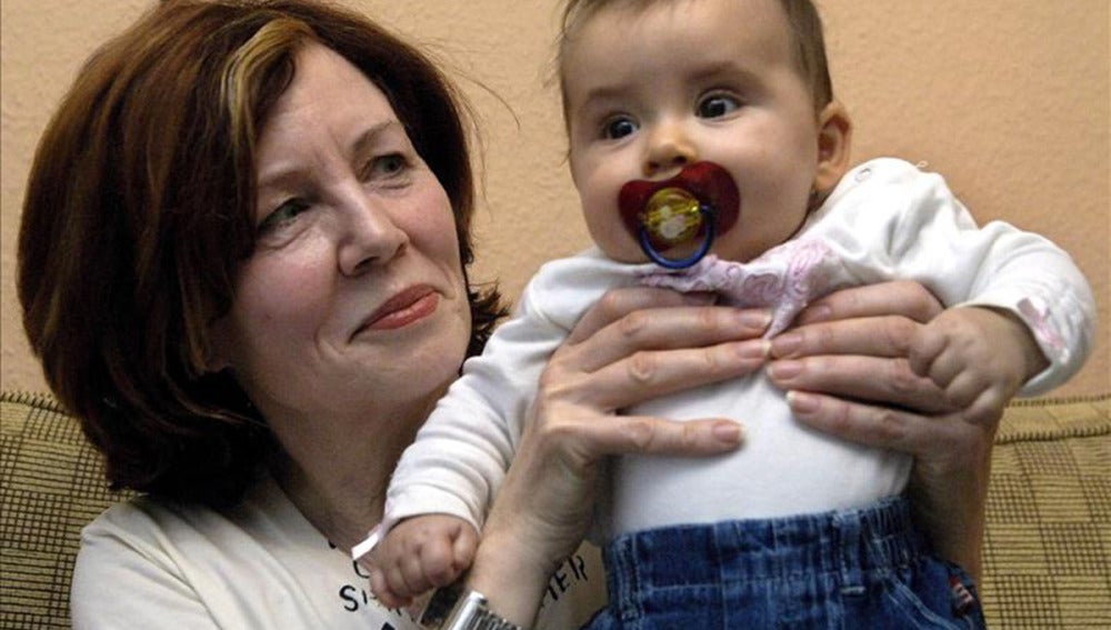 Annegret Raunigk sostiene entre sus brazos a su hija Lelia en su casa de Berlín, en 2005.