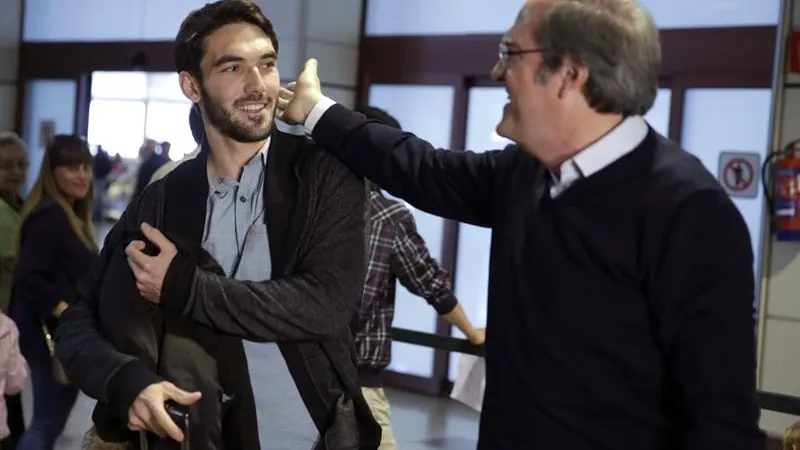 Angel Gabilondo en Barajas para recoger a su hijo Hugo Angel Gabilondo en Barajas para recoger a su hijo Hugo