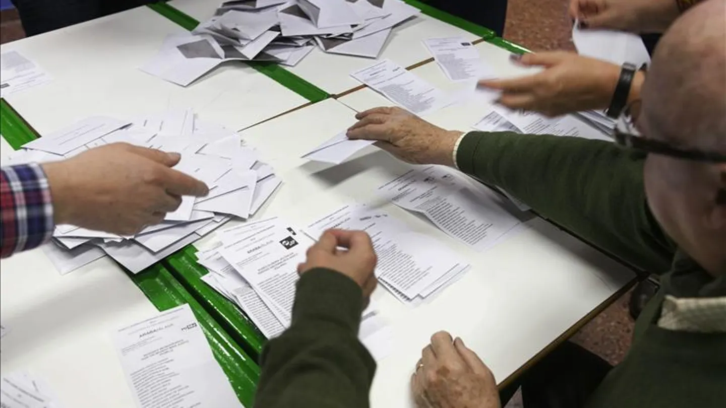 Los miembros de una mesa electoral en un colegio Los miembros de una mesa electoral en un colegio