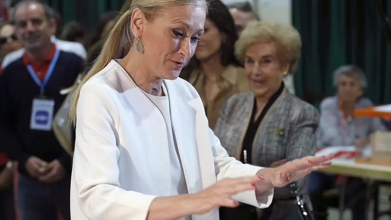 Cristina Cifuentes, vota en los comicios locales y aut&oacute;nomicos