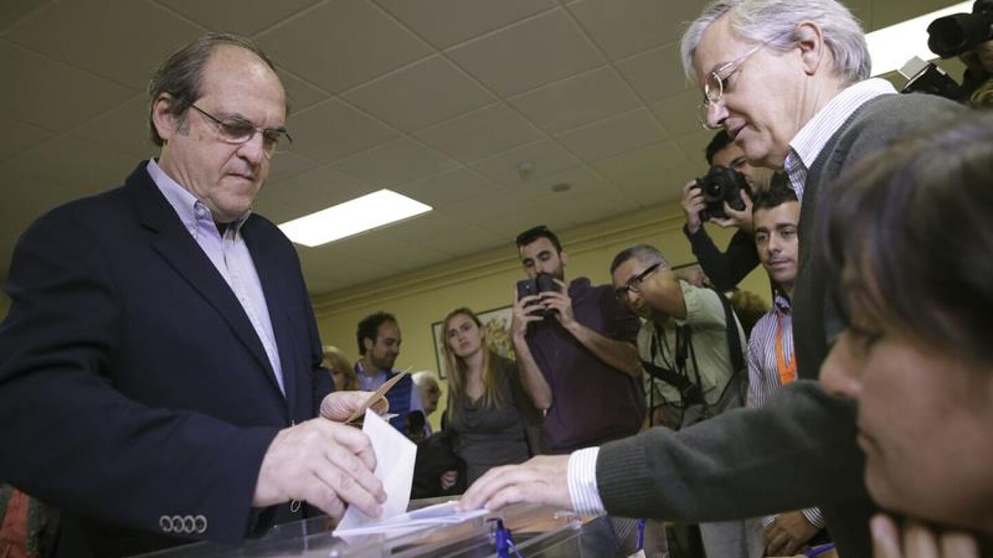 El candidato del PSOE a la presidencia de la Comunidad de Madrid, &Aacute;ngel Gabilondo votando