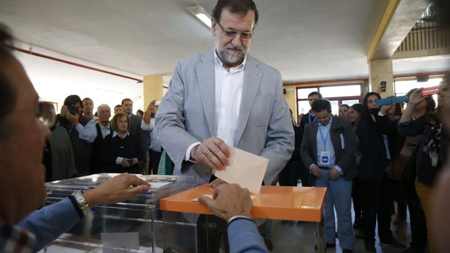 Mariano Rajoy vota en las elecciones del 24M en el colegio elecotral Bernardette de Aravaca, en Madrid