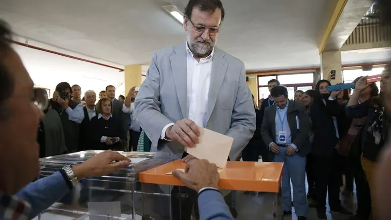 Mariano Rajoy vota en las elecciones del 24M en el colegio elecotral Bernardette de Aravaca, en Madrid