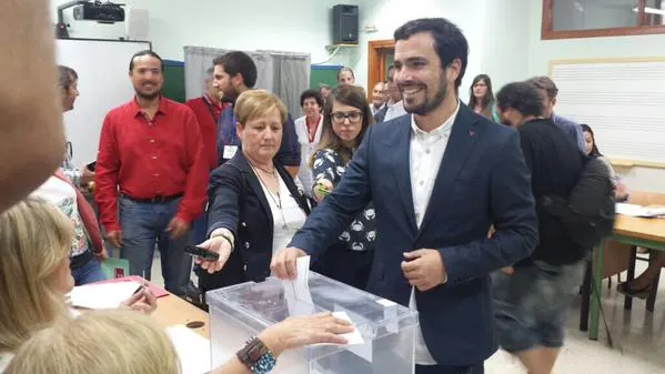 Alberto Garz&oacute;n (IU) deposita su voto