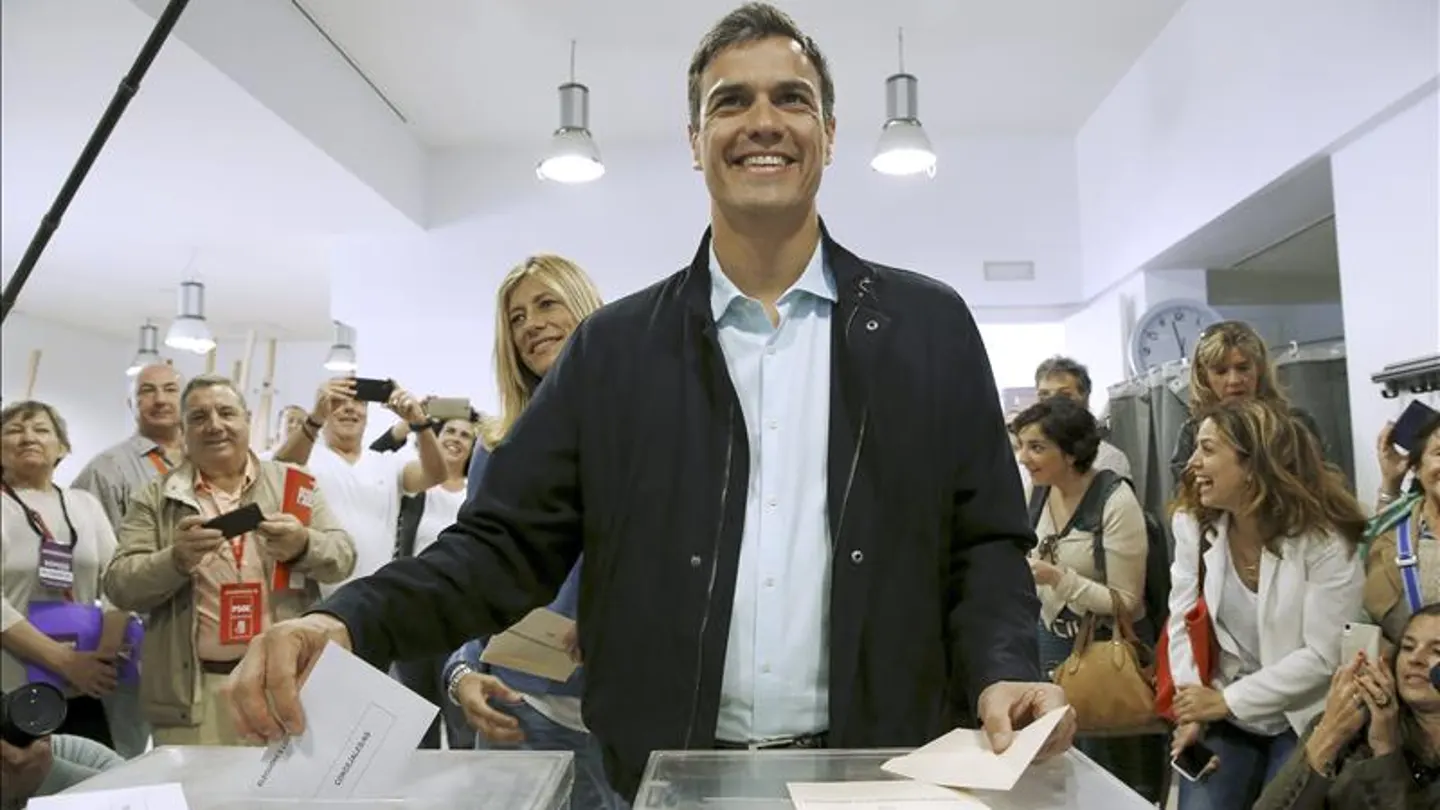 Pedro Sánchez, acompañado de su esposa,detrás, vota en el Centro Cultural Volturno, en Pozuelo de Alarcón Pedro Sánchez, acompañado de su esposa,detrás, vota en el Centro Cultural Volturno, en Pozuelo de Alarcón