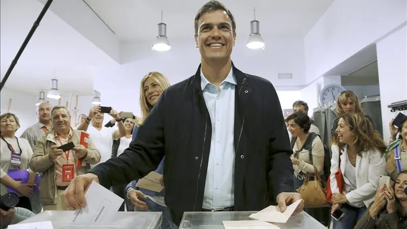 Pedro Sánchez, acompañado de su esposa,detrás, vota en el Centro Cultural Volturno, en Pozuelo de Alarcón Pedro Sánchez, acompañado de su esposa,detrás, vota en el Centro Cultural Volturno, en Pozuelo de Alarcón