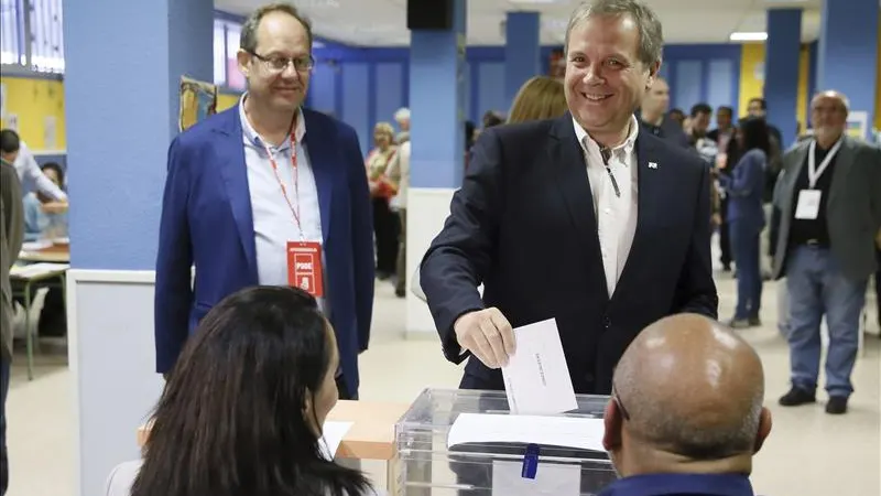 Antonio Miguel Carmona, deposita su voto para las elecciones del 24M 