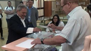 Alfonso Rus, ejerce su derecho al voto en Xátiva