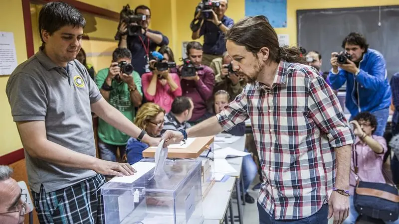 El secretario general de Podemos, Pablo Iglesias, deposita su voto