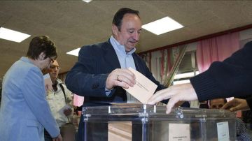 Pedro Sanz, candidato del PP en La Rioja, votando