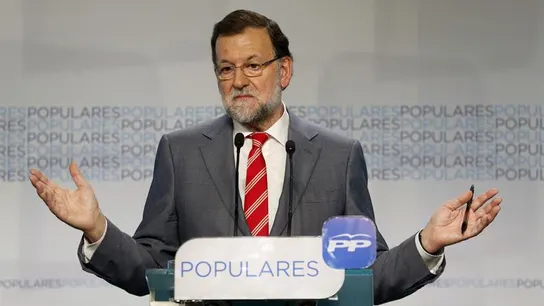Rajoy descarta cambios en el Gobierno y en PP y achaca los malos resultados a gobernar durante la crisis Rajoy descarta cambios en el Gobierno y en PP y achaca los malos resultados a gobernar durante la crisis
