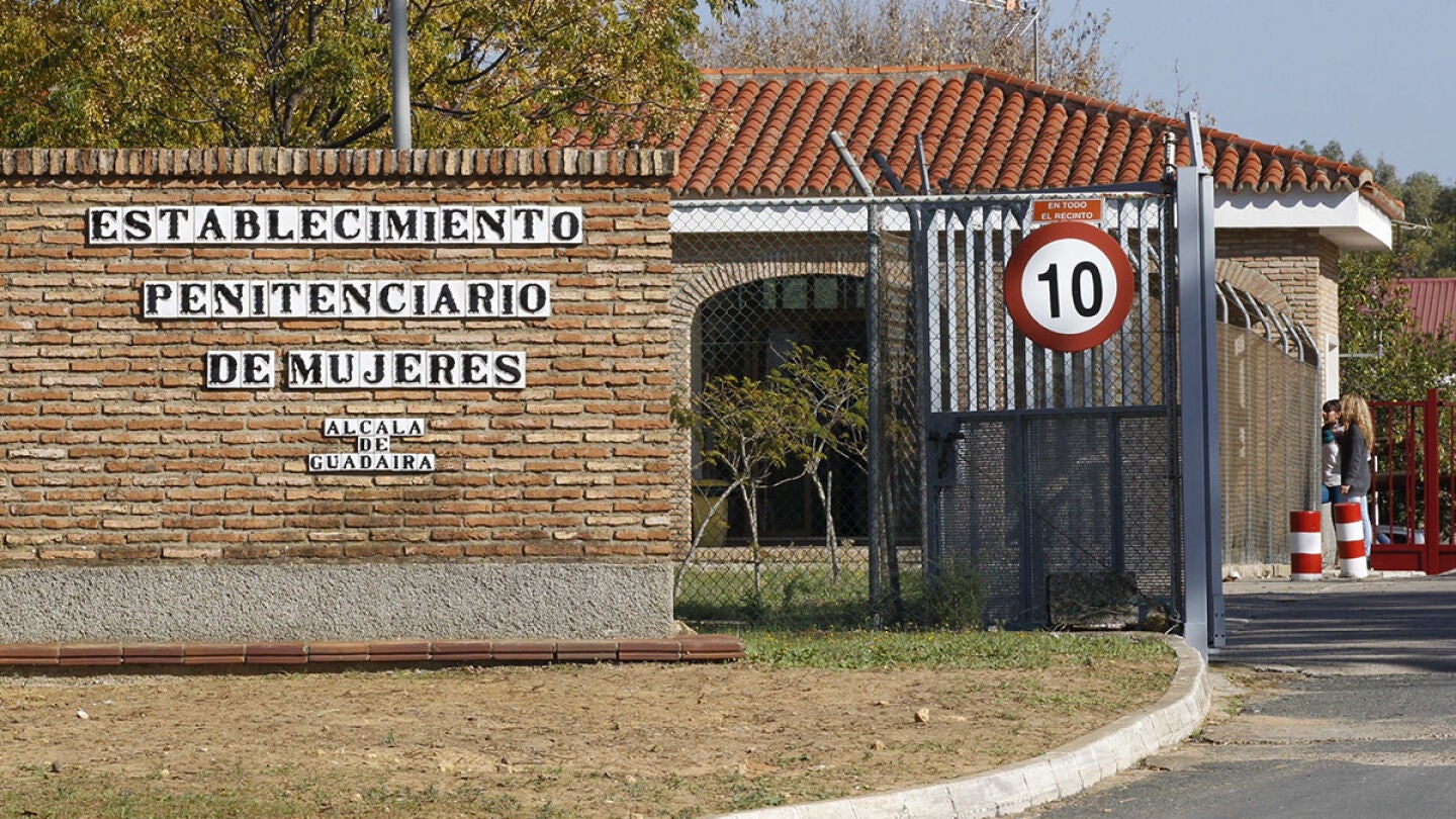 Puertas del centro penitenciario de mujeres de Alcal&aacute; de Guadaira (Sevilla)