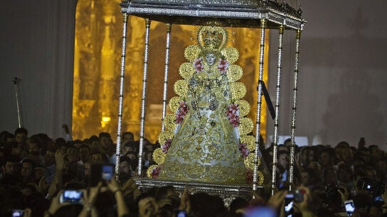 Imagen de archivo del paso de la Virgen del Roc&iacute;o ante sus hermandades filiales.