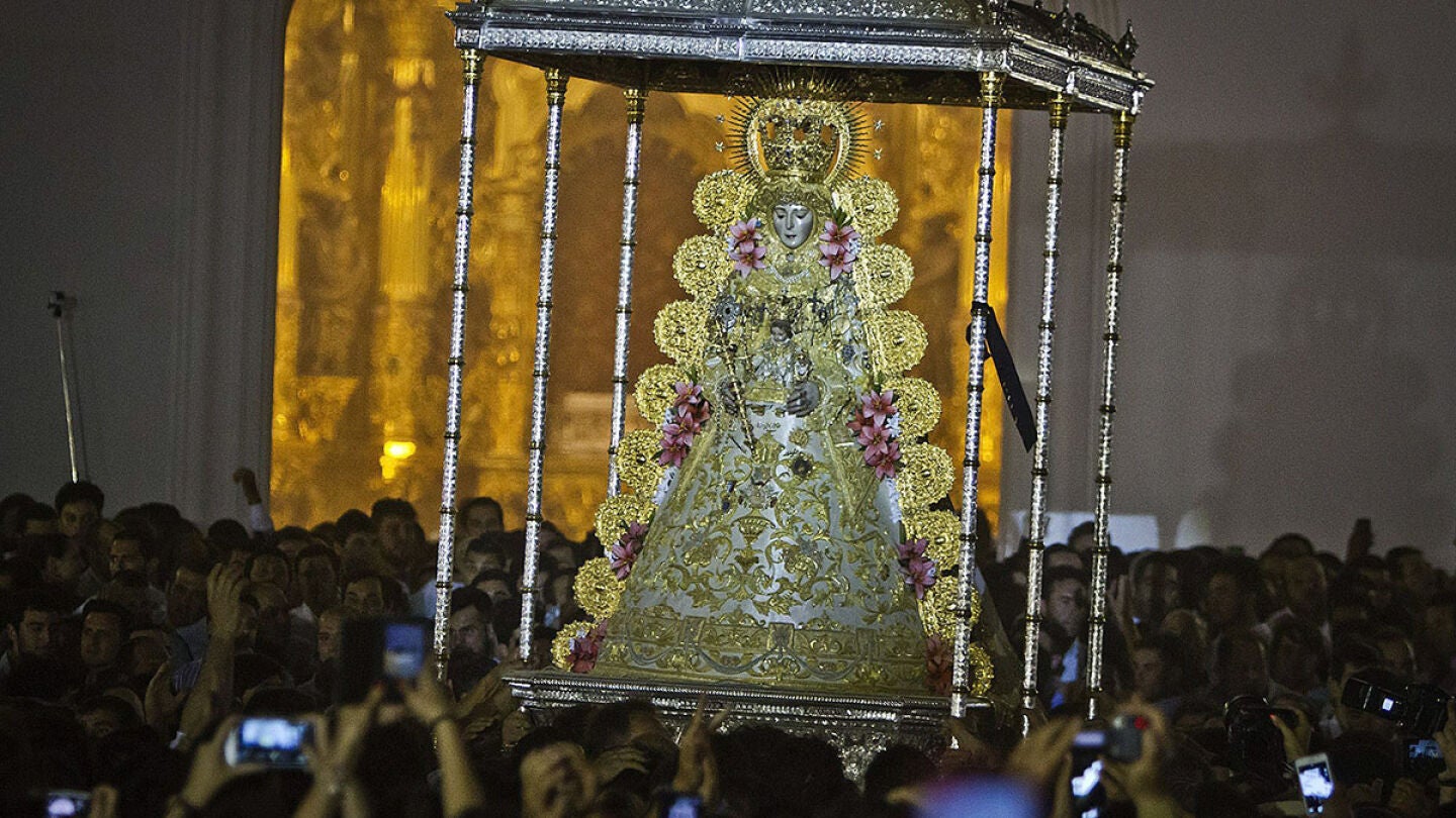 Imagen de archivo del paso de la Virgen del Roc&iacute;o ante sus hermandades filiales.