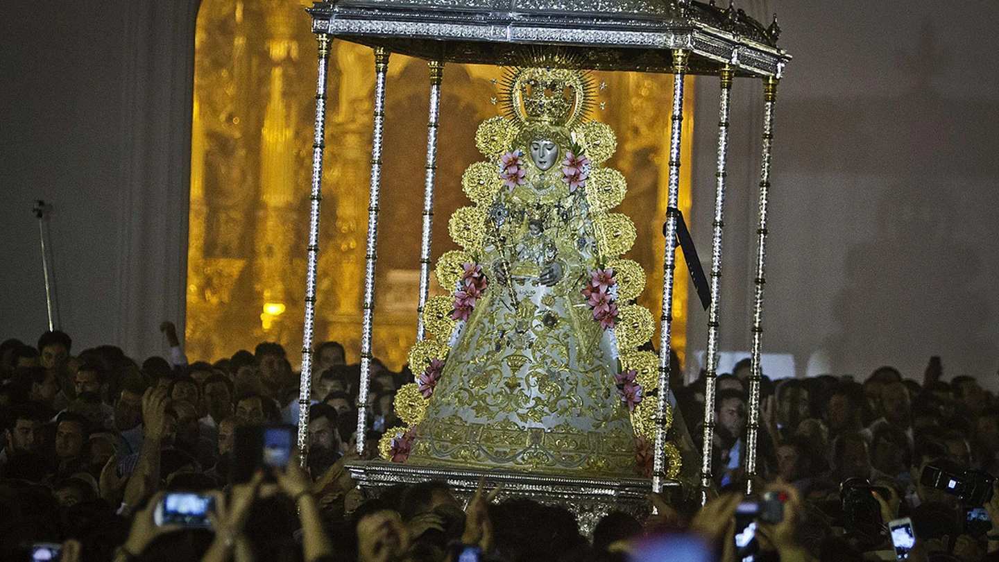 Imagen de archivo del paso de la Virgen del Rocío ante sus hermandades filiales. Imagen de archivo del paso de la Virgen del Rocío ante sus hermandades filiales.