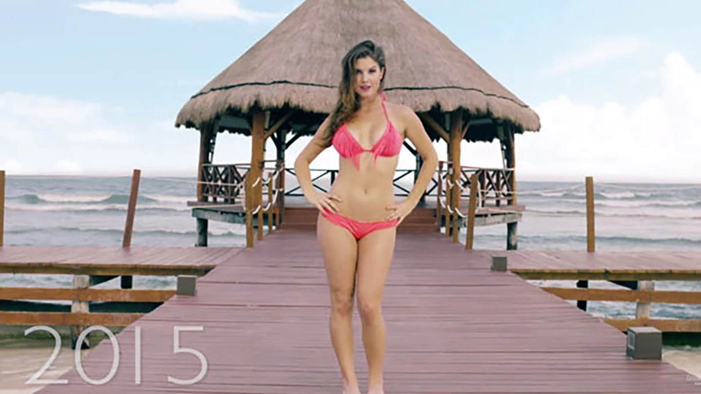 Modelo con los trajes de baño Modelo con los trajes de baño
