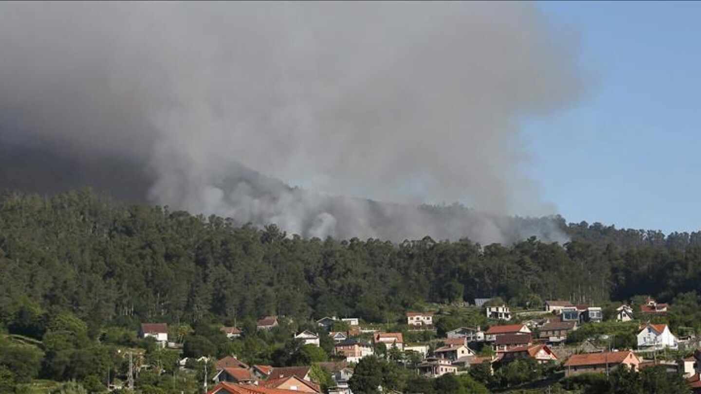 Un incendio activo obliga a desalojar varias casas en Ponteareas, Pontevedra