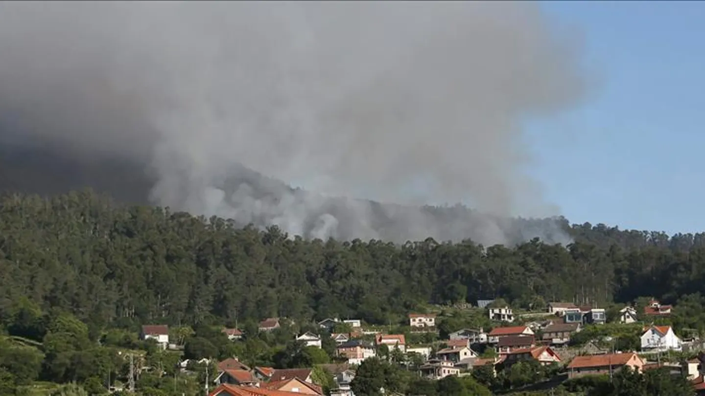 Un incendio activo obliga a desalojar varias casas en Ponteareas, Pontevedra Un incendio activo obliga a desalojar varias casas en Ponteareas, Pontevedra
