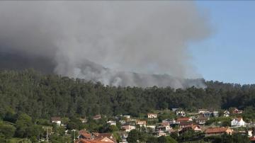 Un incendio activo obliga a desalojar varias casas en Ponteareas, Pontevedra