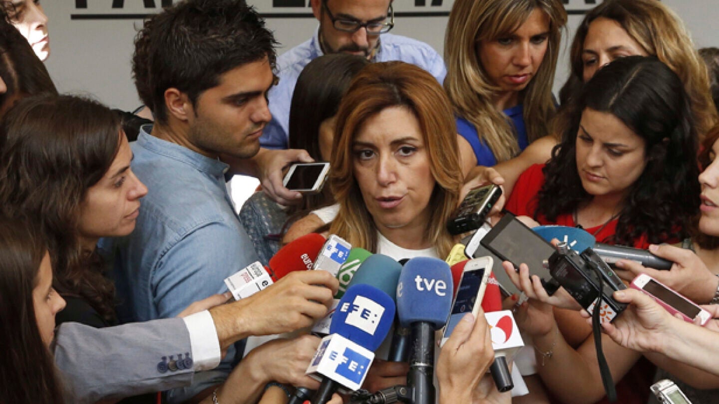 Susana D&iacute;az habla con los medios en Ferraz