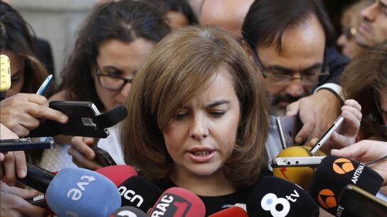 Soraya S&aacute;enz de Santamar&iacute;a habla ante los medios
