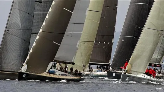 Barcos compitiendo en una etapa de la Copa América Barcos compitiendo en una etapa de la Copa América