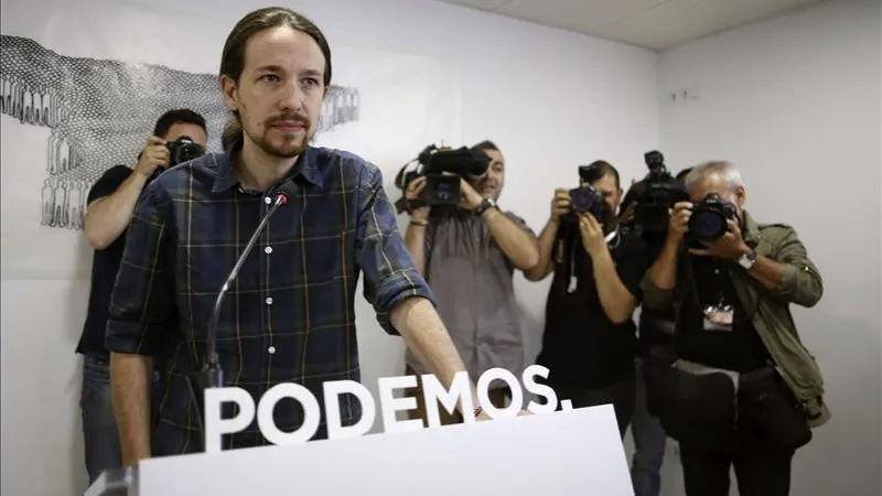 Pablo Iglesias antes de hablar ante los medios